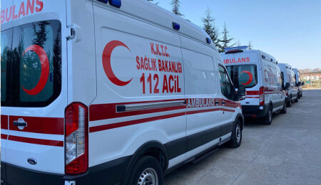 AMBULANSIN ÖNÜNÜ KESTİ!