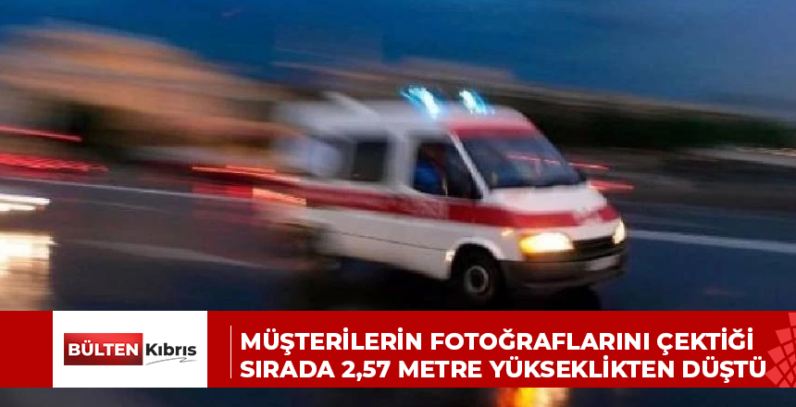 Müşterilerin fotoğraflarını çektiği sırada 2,57 metre yükseklikten düştü