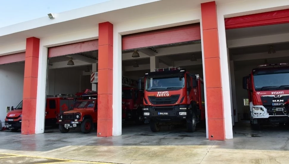 LEFKOŞA’DA SEYİR HALİNDEKİ ARAÇTA YANGIN: YAKIT KAÇAĞI TESPİT EDİLDİ