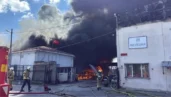 TUZLA’DA LOJİSTİK DEPODA YANGIN: ALEVLER ÇEVREDEKİ ALANLARA SIÇRADI