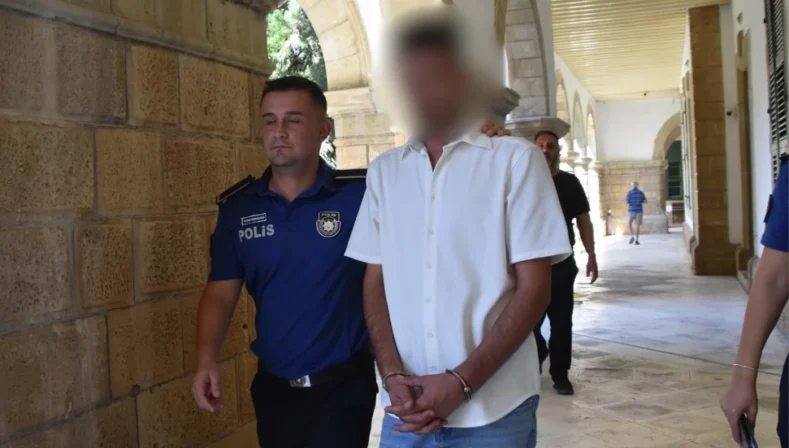 ERCAN’DA UYUŞTURUCU OLDUĞUNA İNANILAN MADDEYLE YAKALANAN ZANLI 1 GÜN TUTUKLU