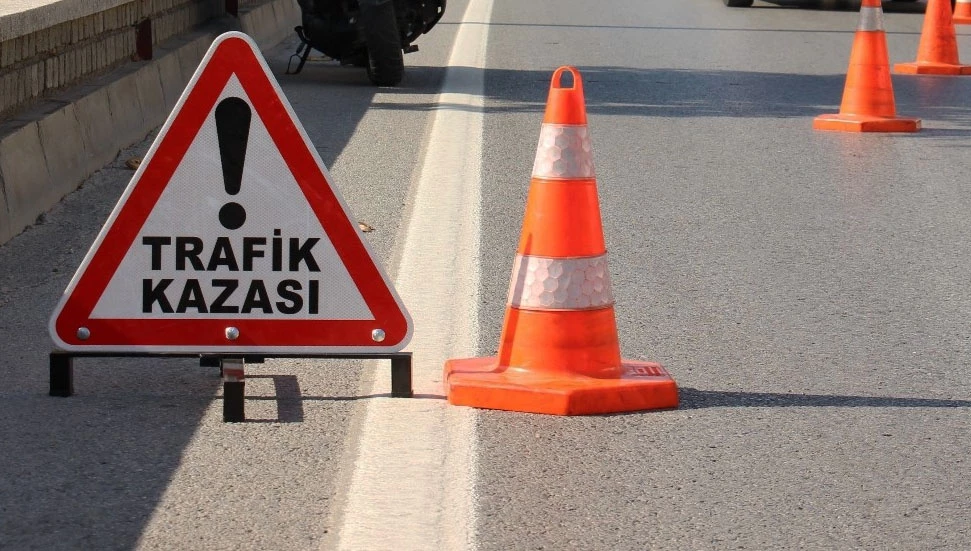 MORMENEKŞE’DE 280 MİLİGRAM ALKOLLÜ SÜRÜCÜ ÖNDEKİ ARACA ÇARPTI: TUTUKLANDI