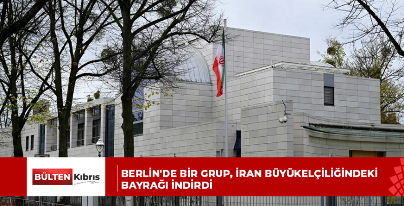 Berlin’de bir grup, İran Büyükelçiliğindeki bayrağı indirdi