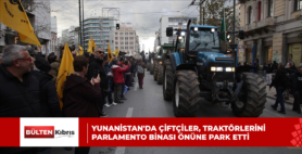 Yunanistan’da çiftçiler, traktörlerini parlamento binası önüne park etti