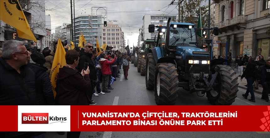 Yunanistan’da çiftçiler, traktörlerini parlamento binası önüne park etti
