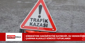 DİREKSİYON HAKİMİYETİNİ KAYBEDİP, SU HENDEĞİNE ÇARPAN ALKOLLÜ SÜRÜCÜ TUTUKLANDI